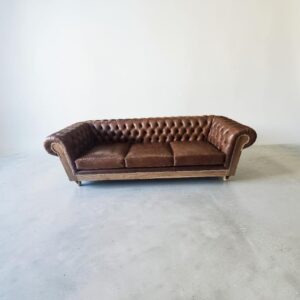 Sillón Chester de cuero vacuno con madera a la vista