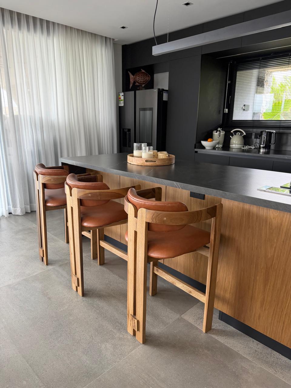 Banqueta "Aires" en cuero